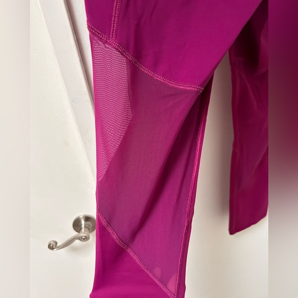 Lululemon cropped leggings, bright pink with mesh panels and zipper pockets - Picture 3 of 3